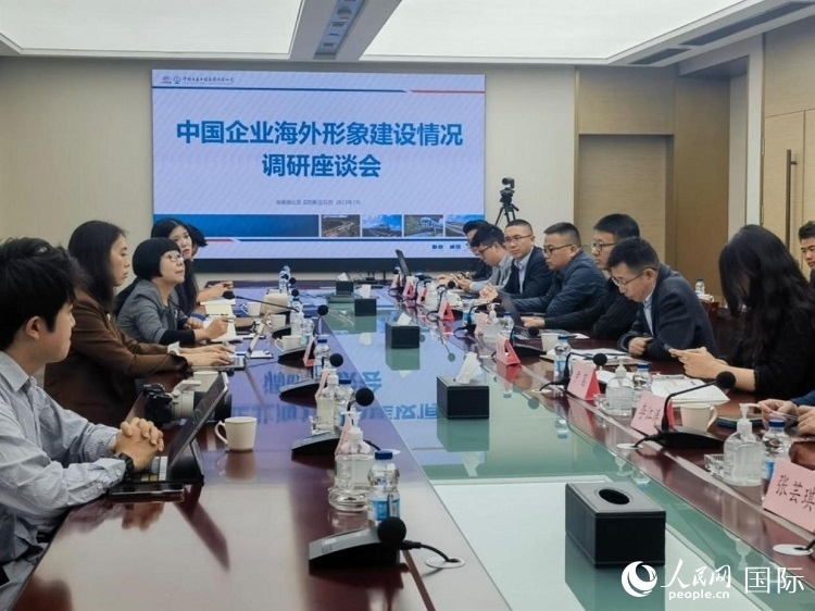 埃塞俄比亞中國商會企業(yè)代表與人民網(wǎng)記者座談。人民網(wǎng)記者 劉寧攝