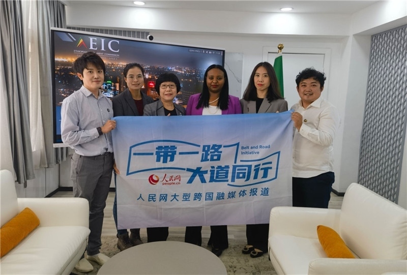 埃塞俄比亞投資委主任萊利斯（右三）、萬巧云（左二）與人民網(wǎng)記者合影。
