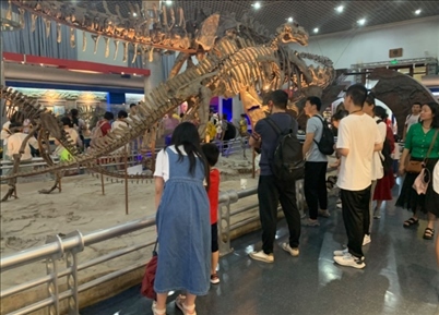 游客參觀國家自然博物館。人民網(wǎng)記者 劉穎穎攝