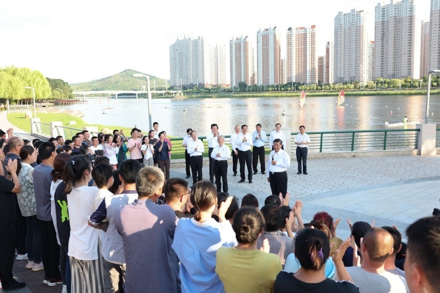 2022年8月16日，習(xí)近平在遼寧錦州東湖森林公園察看小凌河沿岸生態(tài)環(huán)境時(shí)，同正在休閑、進(jìn)行文化活動(dòng)的群眾親切交流。