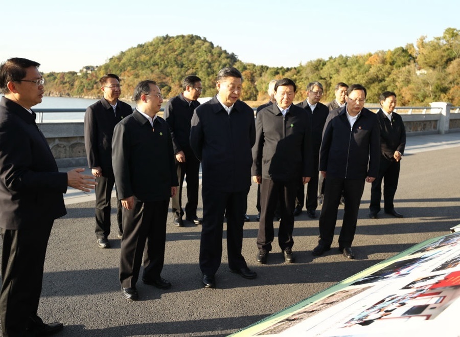 2020年11月12日，習(xí)近平在江蘇南通五山地區(qū)濱江片區(qū)，沿江邊步行察看濱江生態(tài)環(huán)境。