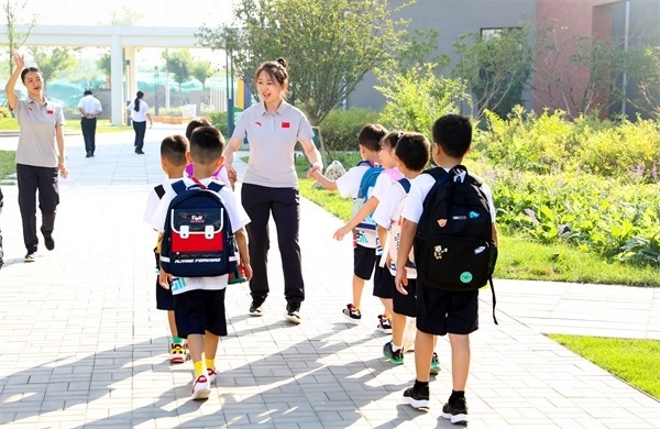 8月30日，雄安史家胡同小學(xué)學(xué)生體驗學(xué)校生活。老師帶學(xué)生進(jìn)教室。