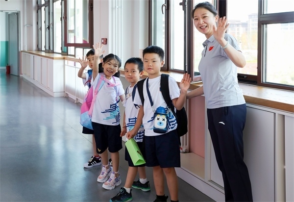 8月30日，雄安史家胡同小學(xué)學(xué)生體驗學(xué)校生活。老師帶學(xué)生進(jìn)教室。