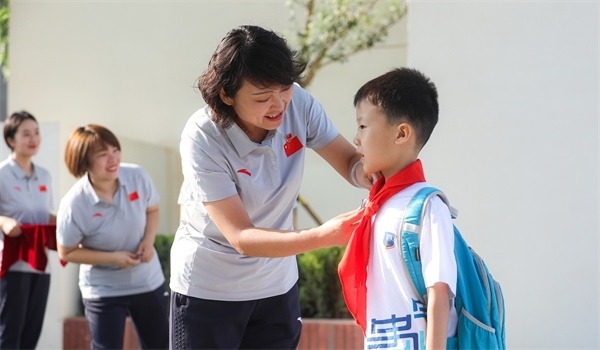 8月30日，雄安史家胡同小學(xué)學(xué)生體驗學(xué)校生活。老師為學(xué)生佩戴?；铡? /></p> <p style=