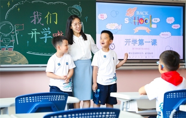 8月30日，雄安史家胡同小學(xué)學(xué)生體驗學(xué)校生活。