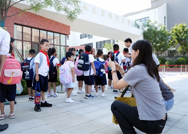 8月30日，雄安史家胡同小學(xué)學(xué)生體驗學(xué)校生活。