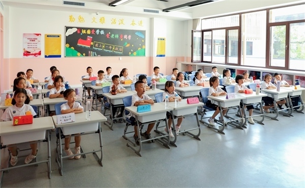 8月30日，雄安史家胡同小學(xué)學(xué)生體驗學(xué)校生活。