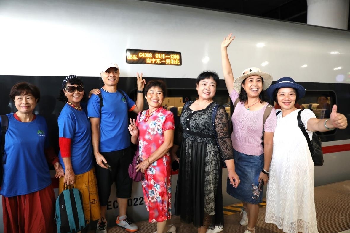 在南寧東站，旅客與貴南高鐵首發(fā)列車(chē)合影。 林祥云攝