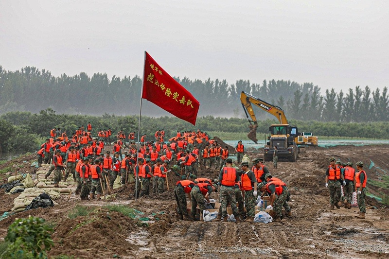 △2023年8月2日，中部戰(zhàn)區(qū)陸軍第82集團軍“鐵軍旅”官兵在河北省高碑店市白溝河任務(wù)區(qū)加固岸堤。