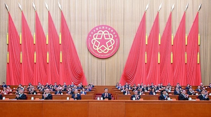 2023年8月31日，第十一次全國歸僑僑眷代表大會在北京人民大會堂開幕。習(xí)近平等黨和國家領(lǐng)導(dǎo)人到會祝賀