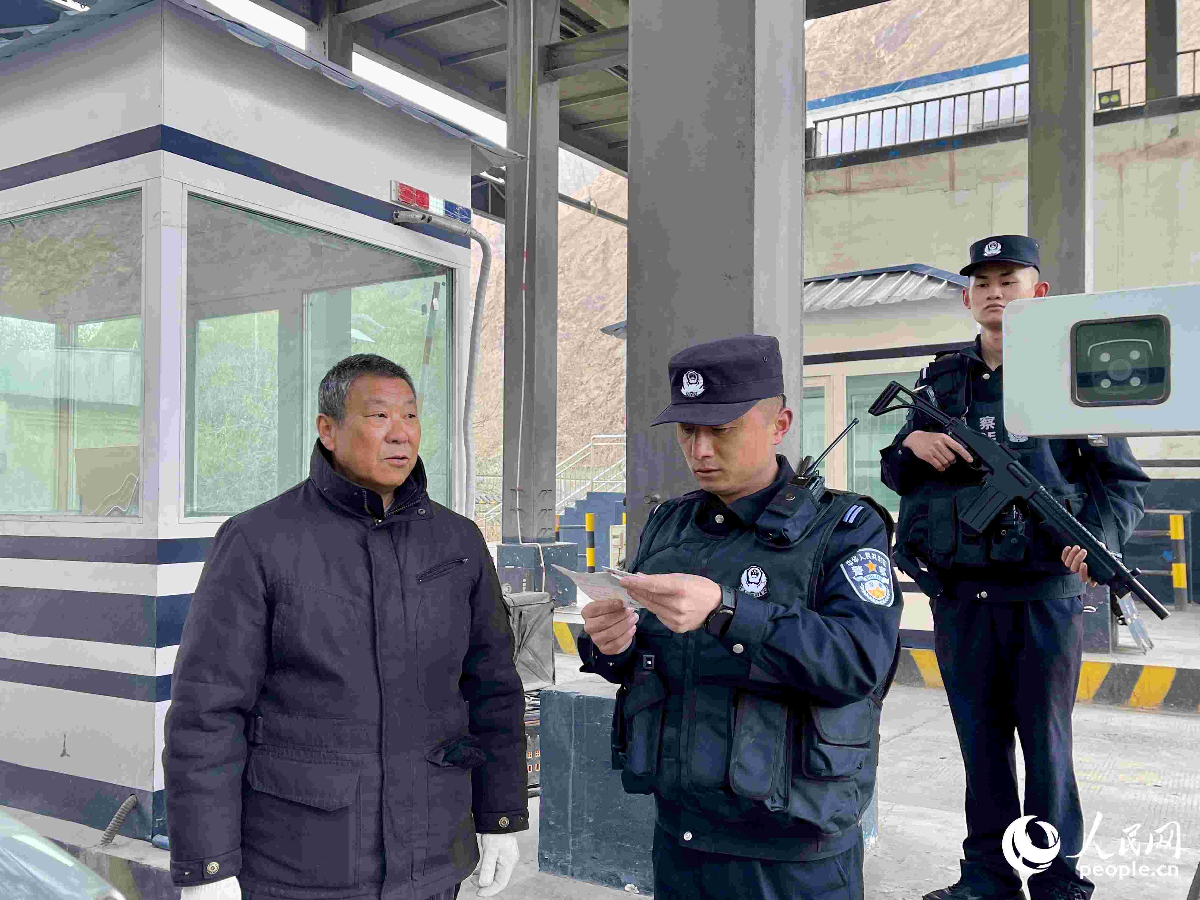 2023年5月10日，在庫(kù)地邊境檢查站，陳暢核對(duì)進(jìn)出邊境管理區(qū)人員信息。人民網(wǎng) 周靜圓攝
