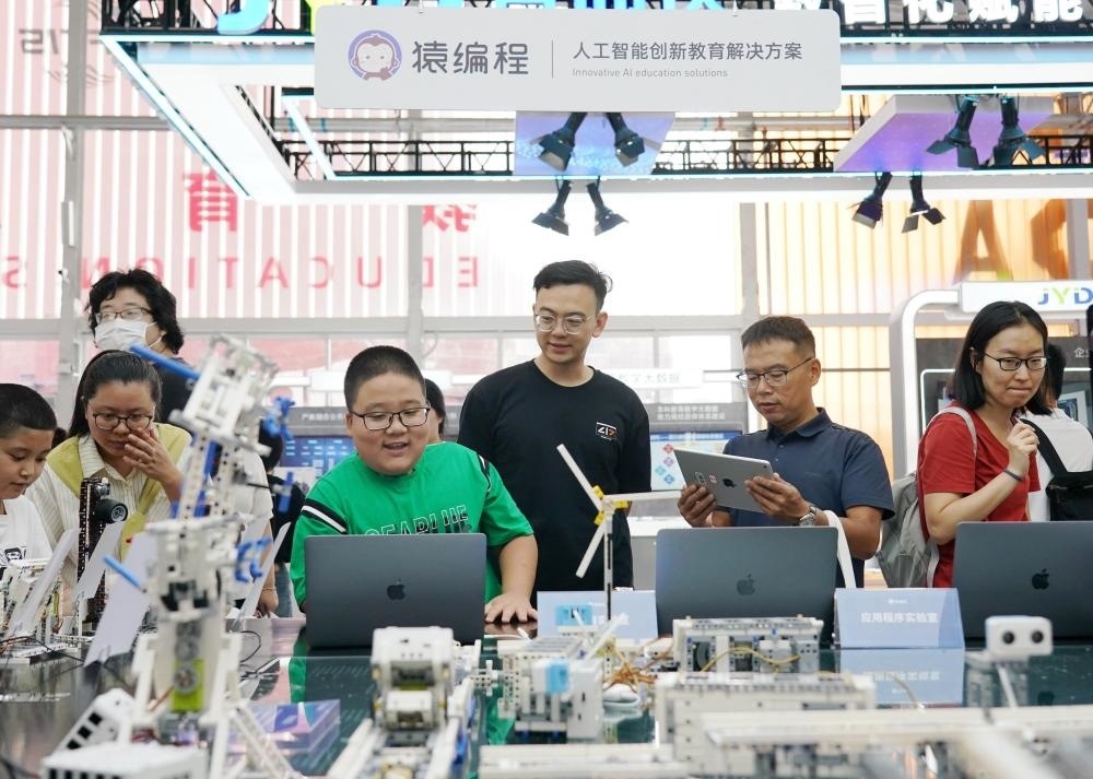 9月3日，在首鋼園教育服務(wù)專題展區(qū)，小朋友在體驗(yàn)智能硬件編程作品。新華社記者 張晨霖 攝