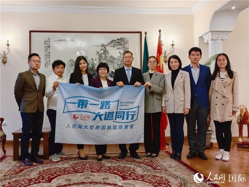 胡長春大使、駐非盟使團(tuán)工作人員與人民網(wǎng)記者合影。