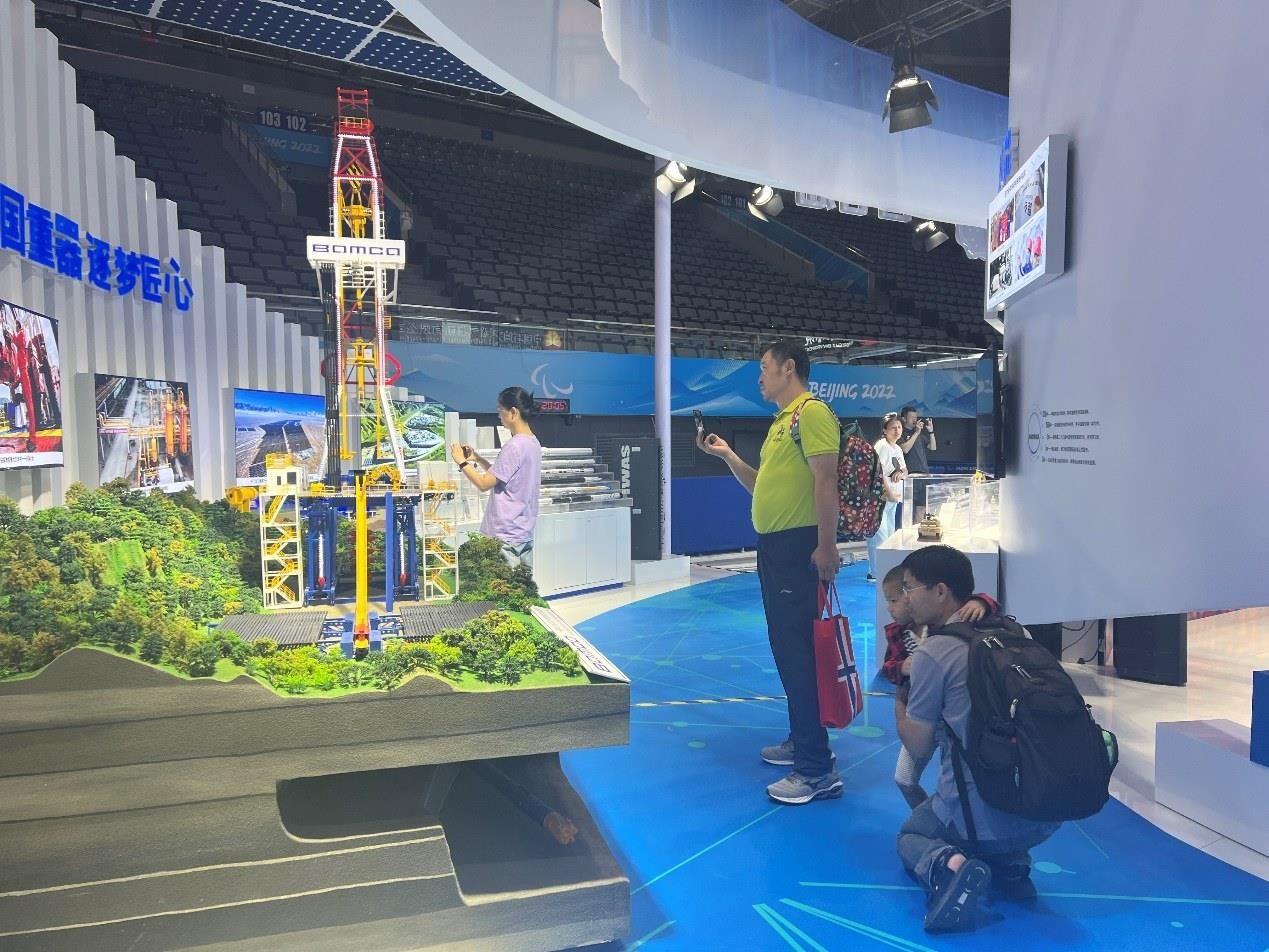 觀展群眾在國家體育館環(huán)境服務(wù)展區(qū)。人民網(wǎng) 歐陽易佳攝