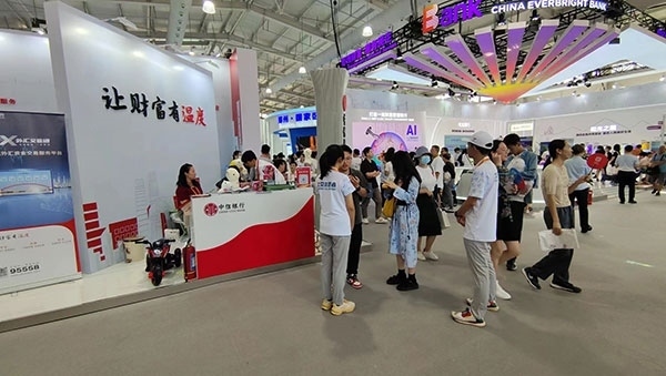 在銀行展臺，“溫度”成為了高頻詞匯。人民網(wǎng)記者 李彤攝