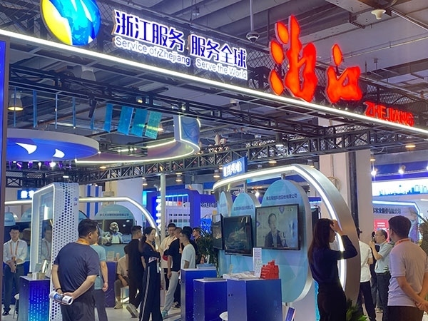 在浙江省交易團展區(qū)，數(shù)字支付技術吸引了觀展群眾的目光。人民網(wǎng)記者 李彤攝