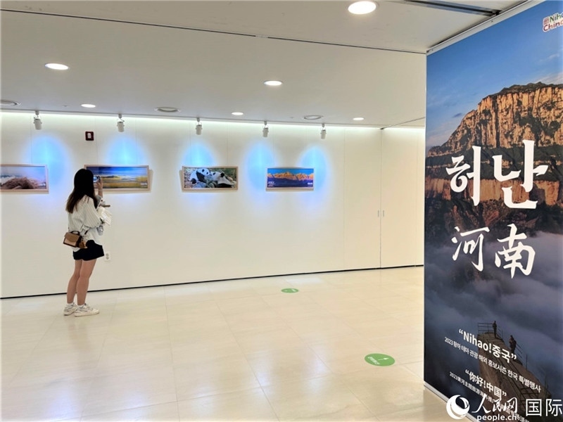2.民眾參觀“看九曲黃河 聽華夏故事”主題展。人民網(wǎng)記者 馬菲攝