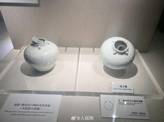 福建德化窯白釉印花四系罐（左）。人民網(wǎng)記者 李娜攝