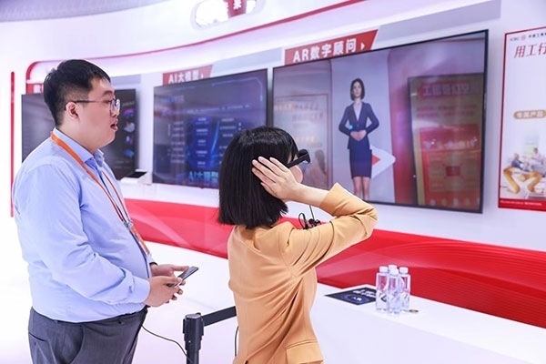 在工商銀行展臺(tái)，數(shù)字員工“工曉伴”與觀展游客互動(dòng)。受訪者供圖