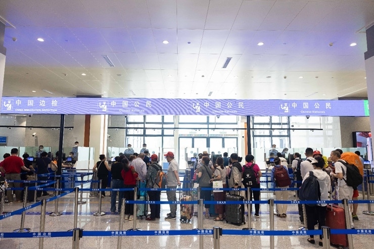 乘坐中老鐵路國際旅客列車的旅客在磨憨邊檢大廳排隊(duì)候檢。黃遠(yuǎn)飛 攝