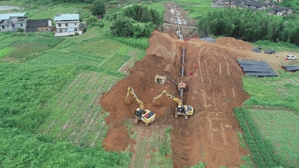 潛江—韶關(guān)輸氣管道廣西支干線建設(shè)現(xiàn)場(chǎng)。唐瑋峰攝