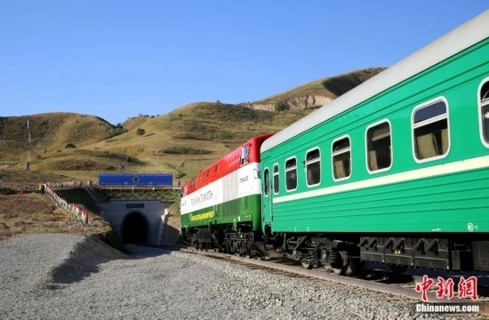 2016年8月24日，塔吉克斯坦“瓦赫達(dá)特-亞灣”鐵路通車。這是絲綢之路經(jīng)濟(jì)帶框架下首個(gè)開工并建成的鐵路項(xiàng)目，具標(biāo)志性意義。圖為火車進(jìn)入由中鐵十九局集團(tuán)有限公司承建的隧道。文龍杰 攝
