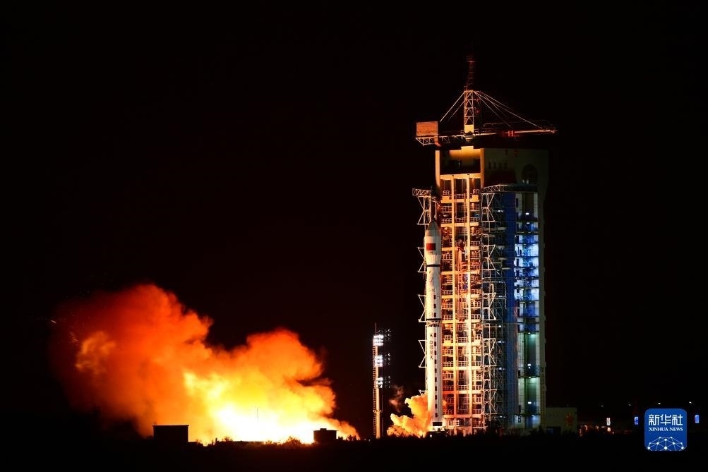 9月7日02時(shí)14分，我國(guó)在酒泉衛(wèi)星發(fā)射中心使用長(zhǎng)征四號(hào)丙運(yùn)載火箭，成功將遙感三十三號(hào)03星發(fā)射升空，衛(wèi)星順利進(jìn)入預(yù)定軌道，發(fā)射任務(wù)獲得圓滿成功。新華社發(fā)（汪江波 攝）