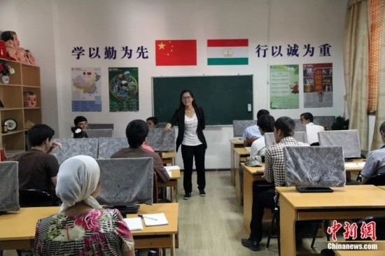 2014年，塔吉克斯坦國立民族大學(xué)的孔子學(xué)院內(nèi)，教師正在為塔吉克斯坦學(xué)生授課。田冰 攝