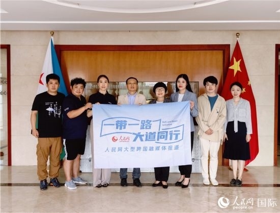 胡斌大使（左四）、使館工作人員與人民網(wǎng)監(jiān)事會(huì)主席唐維紅（右四）一行合影。