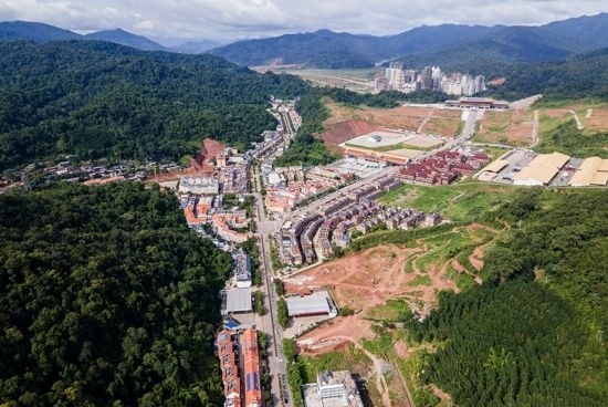 磨憨口岸俯瞰，右前方高層白色建筑群為老撾境內(nèi)。人民網(wǎng)記者 符皓攝