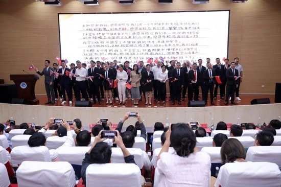 7月31日，昆明鐵道職業(yè)技術(shù)學(xué)院舉行援老撾鐵道職業(yè)技術(shù)學(xué)院項目教育能力建設(shè)教師培養(yǎng)班結(jié)業(yè)典禮。昆明鐵道職業(yè)技術(shù)學(xué)院供圖