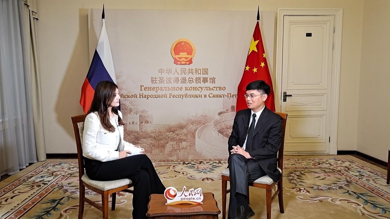 中國駐圣彼得堡副總領(lǐng)事張曉慶（右）接受人民網(wǎng)記者申佳平采訪。人民網(wǎng)記者 劉凡攝