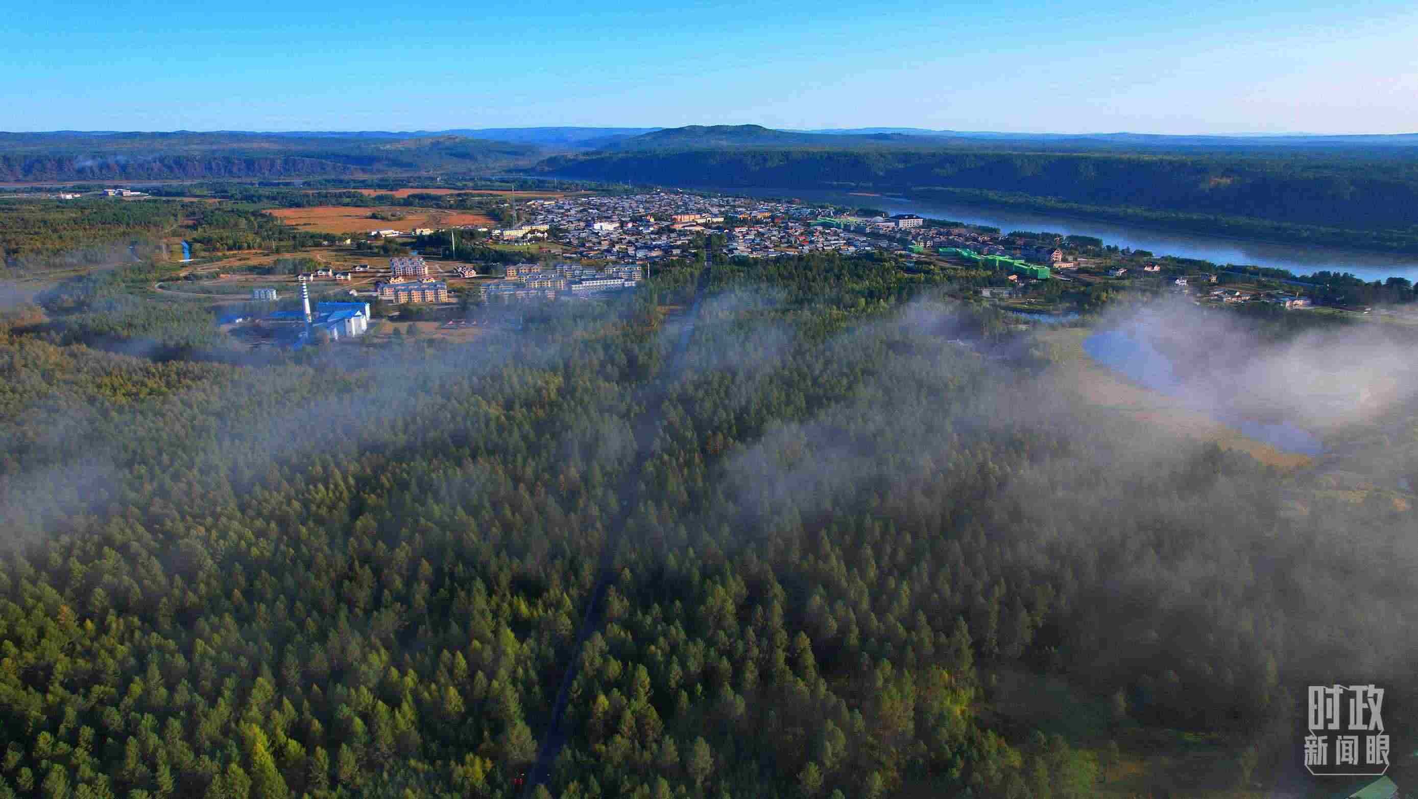 △薄霧籠罩的漠河林場(chǎng)。（總臺(tái)央視記者范凱拍攝）