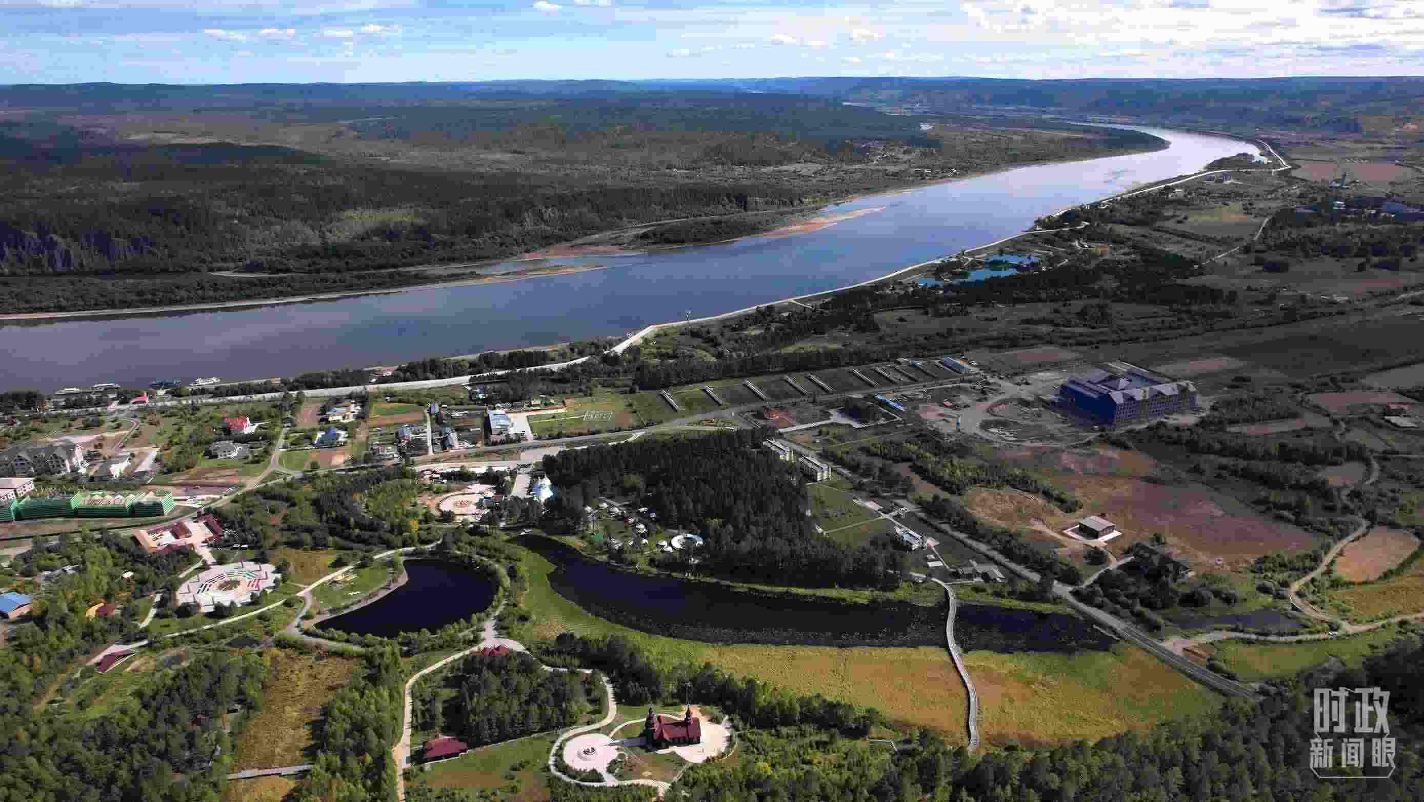 △北極村北邊是中俄界江黑龍江。（總臺(tái)國廣記者李晉拍攝）