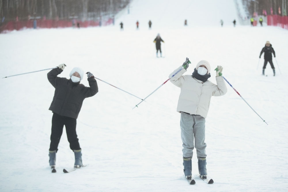 游客在北極村滑雪場內(nèi)體驗(yàn)滑雪（2023年1月7日攝）。