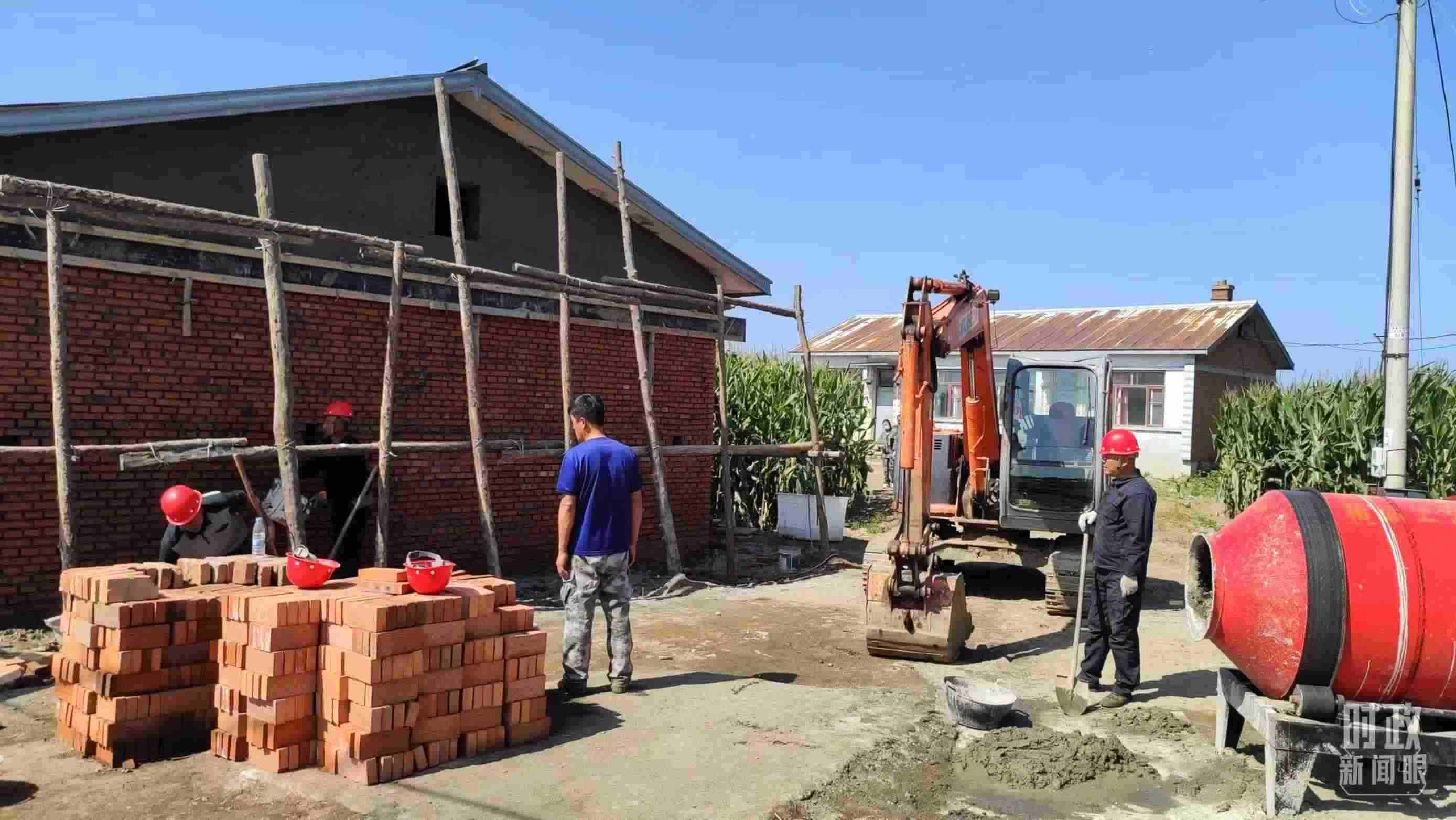 △村民正在修繕被損的房屋。（總臺(tái)央視記者薛冠南拍攝）