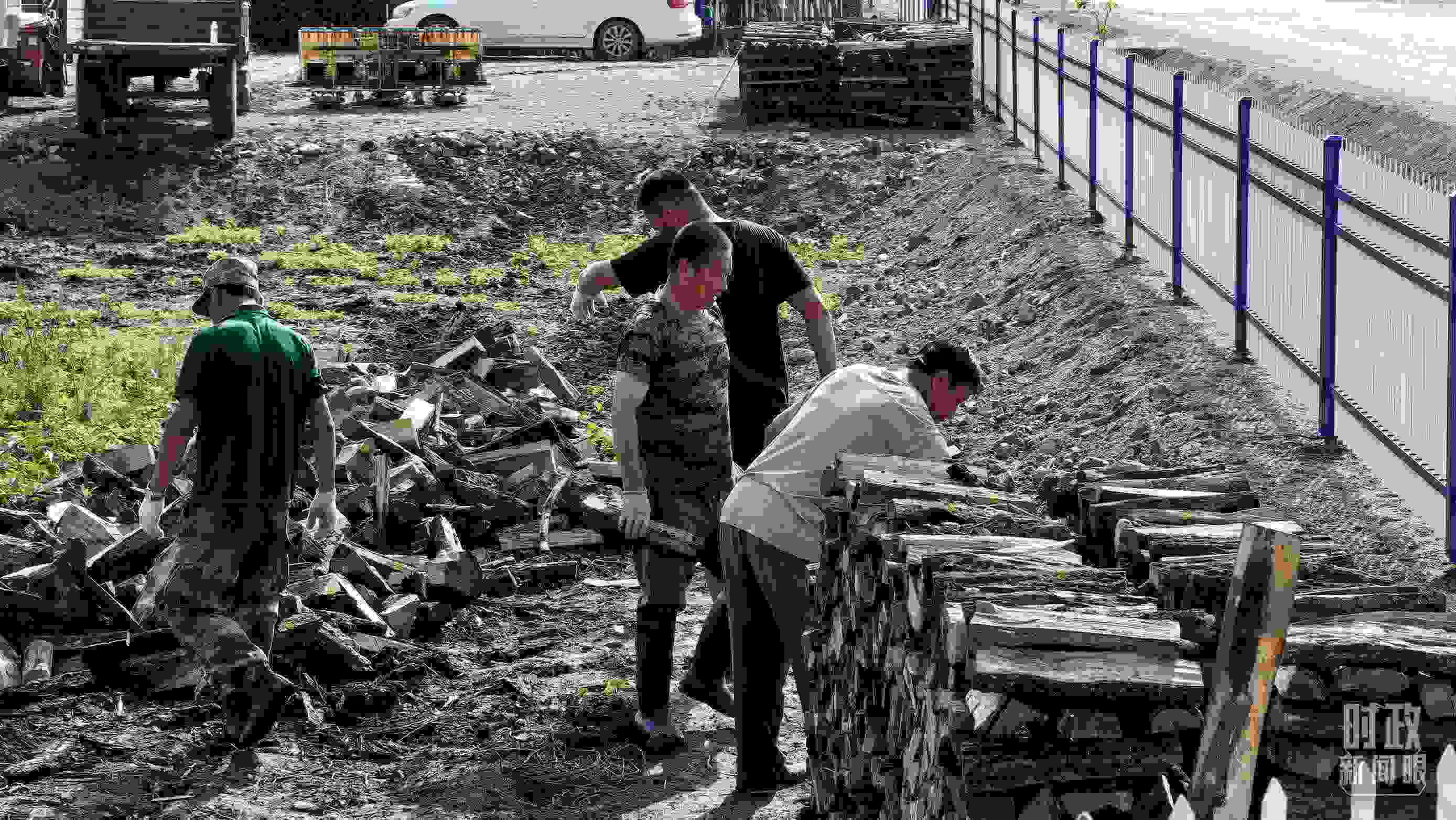 △村民正在整理家中被洪水沖垮的柴火垛。（總臺(tái)央廣記者潘毅拍攝）