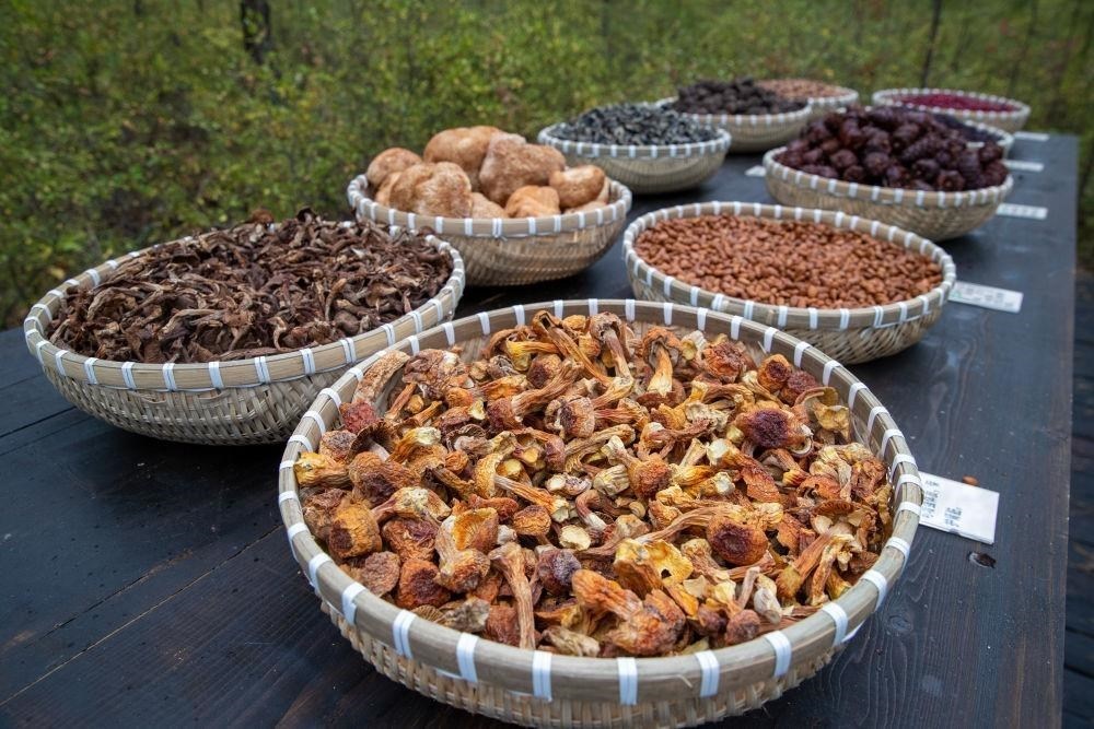 △近日，漠河市北極村一景區(qū)展示的林下產(chǎn)品。