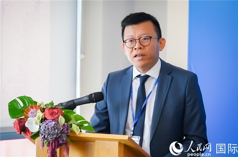 圖為中遠海運(歐洲)公司副總裁李震宇致辭。人民網 郭錦標攝