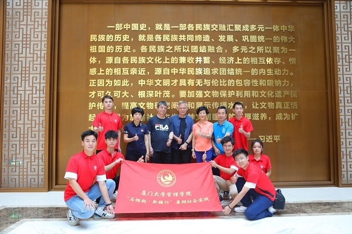 潘維廉和實踐隊師生在昌吉州博物館合影。主辦方供圖