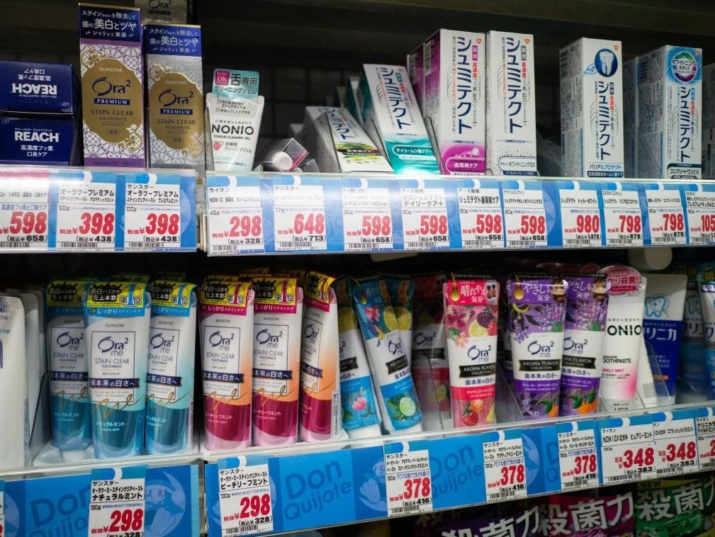 這是8月16日在日本東京新宿一商場拍攝的貨架。新華社記者張笑宇攝