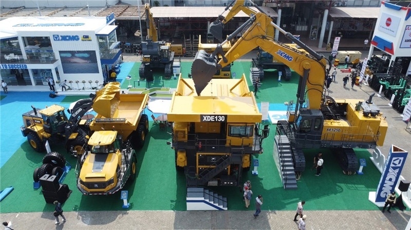徐工集團(tuán)展出的125噸礦用挖掘機(jī)與130噸電傳動(dòng)礦卡。石偉攝影