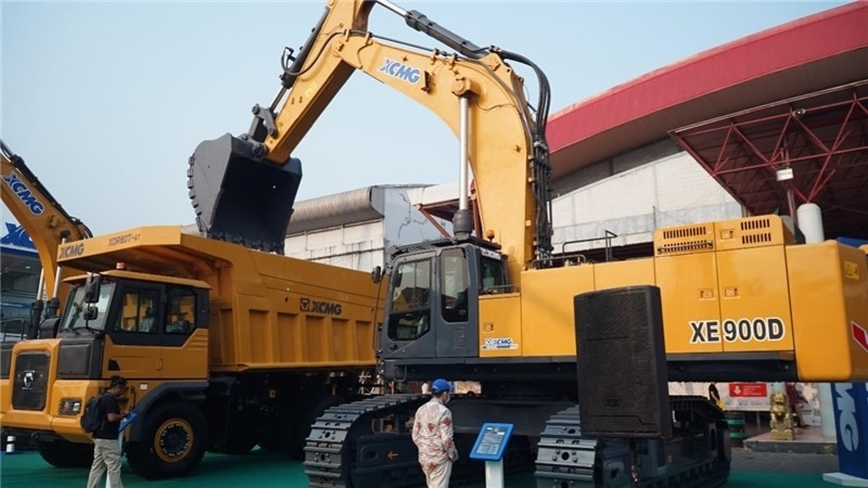 徐工集團(tuán)展出的90噸礦用挖掘機(jī)與80噸自卸車(chē)。石偉攝影