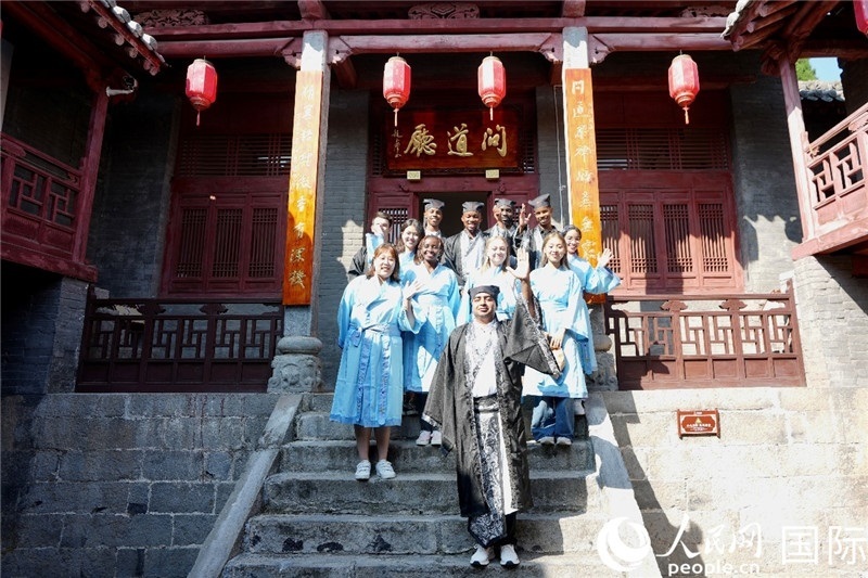 圖為選手們?cè)诤?huì)書院內(nèi)合影留念。人民網(wǎng) 盧鵬宇攝