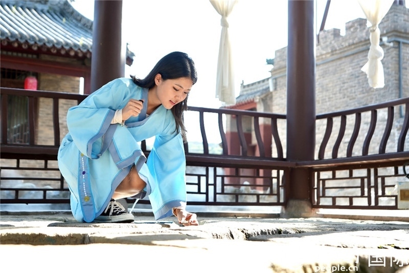 圖為選手在“曲水流觴亭”將“桃心”蠟燭放入渠中。人民網(wǎng) 盧鵬宇攝