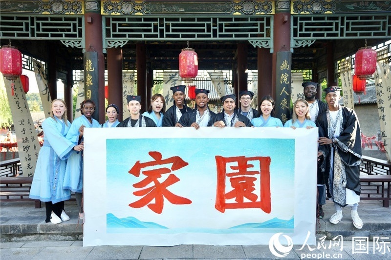 選手們共同寫下的“家園”。人民網(wǎng) 盧鵬宇攝