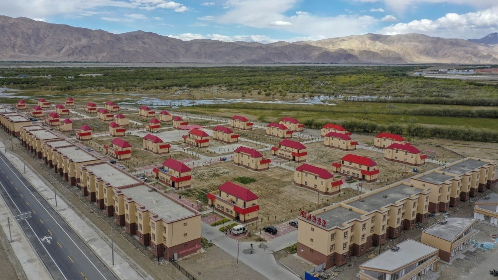 這是由深圳援疆修建的新疆塔什庫爾干塔吉克自治縣一處安置小區(qū)（2019年7月9日攝，無人機(jī)照片）。新華社記者 胡虎虎 攝