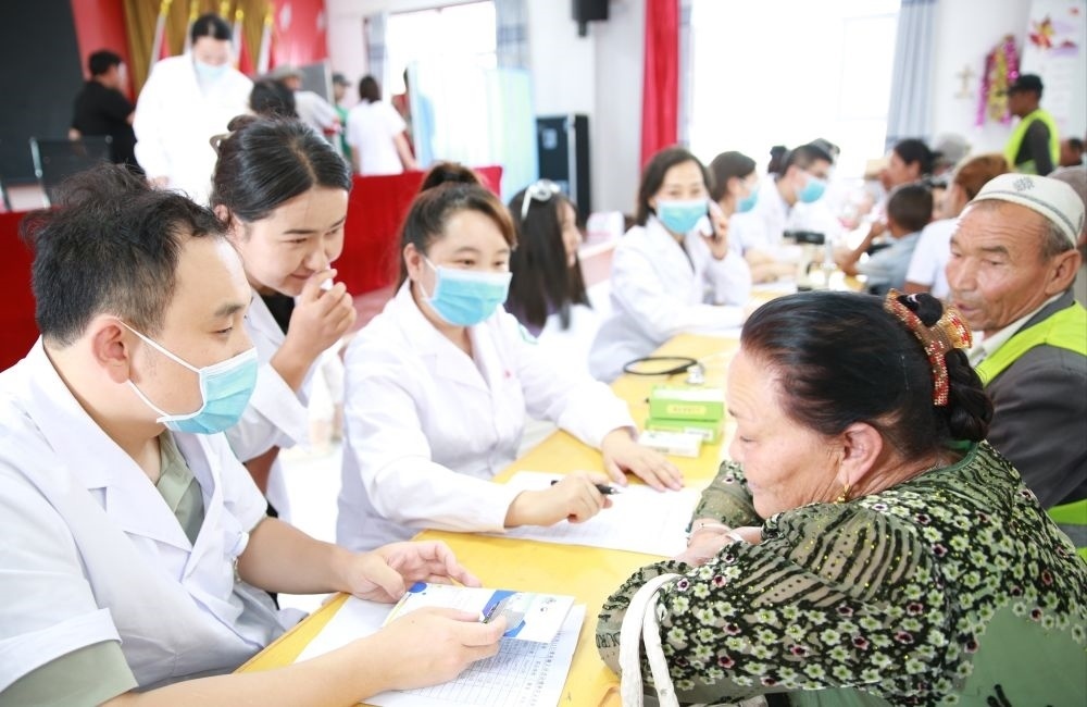 浙江省醫(yī)療援疆專科聯(lián)盟赴阿克蘇地區(qū)溫宿縣博孜墩鄉(xiāng)開展健康宣教和義診活動(dòng)（2023年7月11日攝）。新華社發(fā)