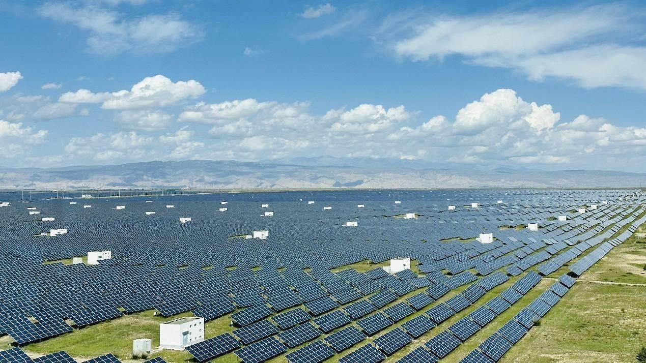 遠眺青海省海南州光伏發(fā)電園區(qū)。人民網 劉沛然攝