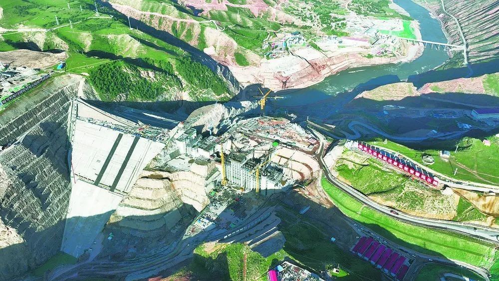 瑪爾擋水電站項目建設現(xiàn)場。國家能源集團青?，敔枔跛娬竟﹫D